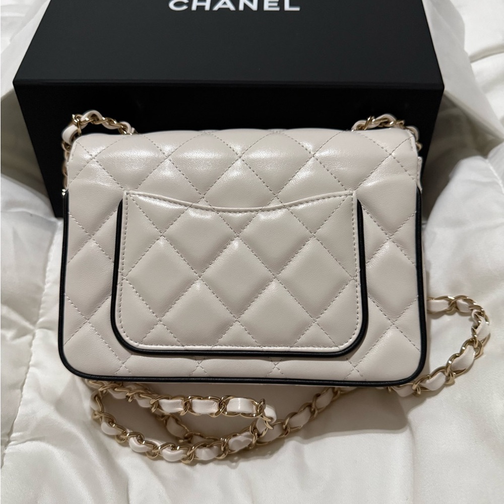 CHANEl White Leather Shoulder/Crossbody Bag - Picture 3 of 8